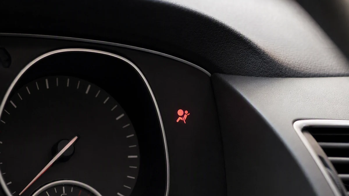 Luz do airbag acesa: painel de instrumentos de carro francês em destaque