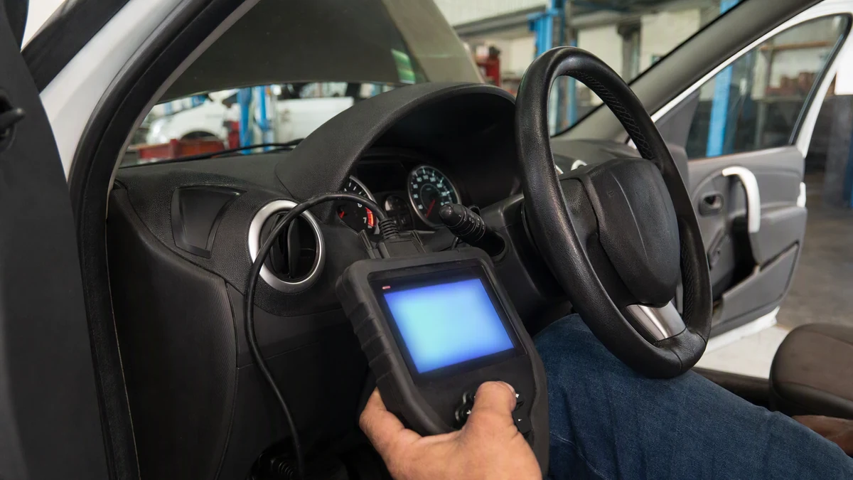 Código de falha OBD2 o que significa: scanner conectado à porta OBD2