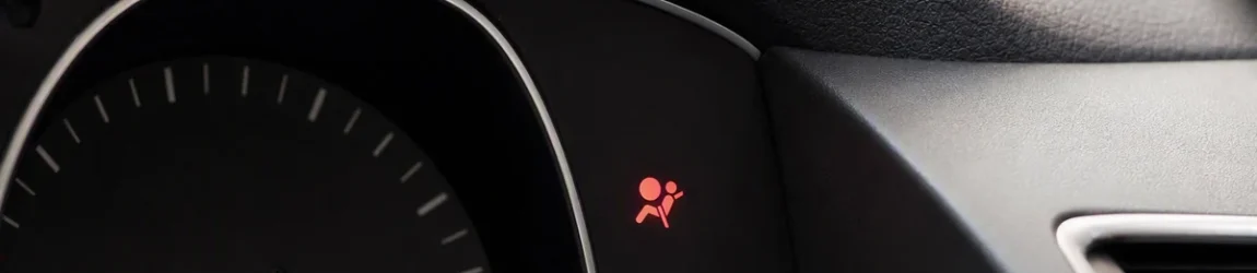Luz do airbag acesa: painel de instrumentos de carro francês em destaque