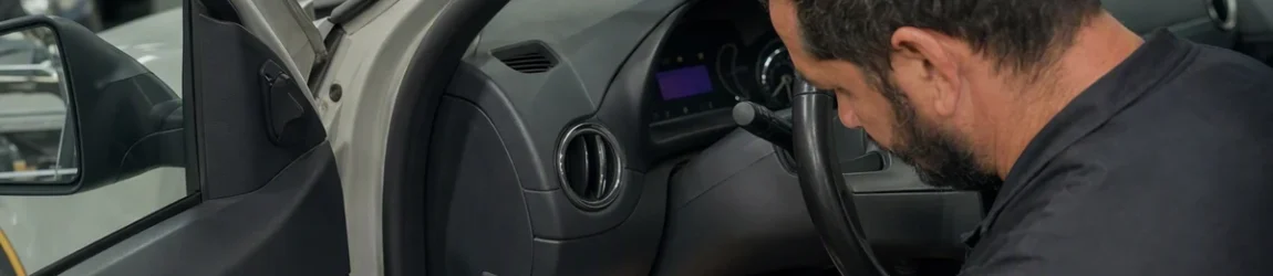 Câmbio EDC Renault: técnico realiza diagnóstico eletrônico em oficina especializada
