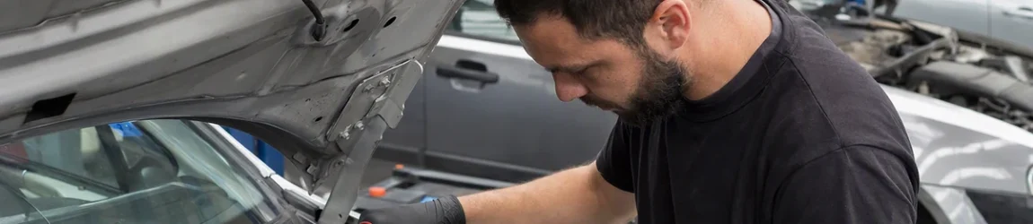 Carro não liga: técnico testa sistema de partida com multímetro no vão do motor