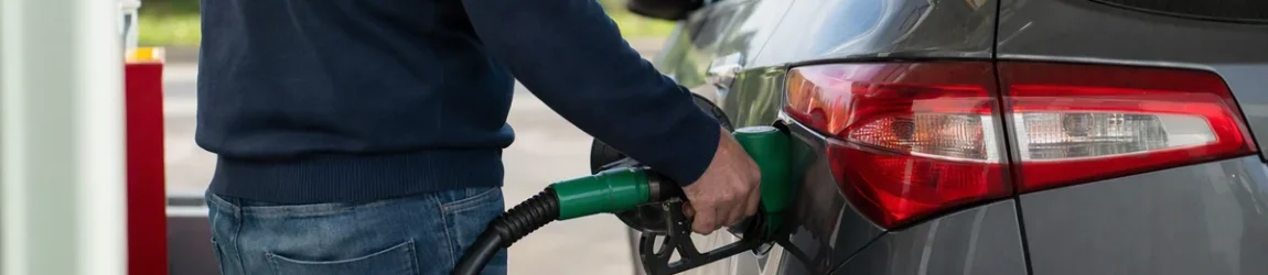 Gasolina E30 carro: bico de abastecimento no tanque de combustível