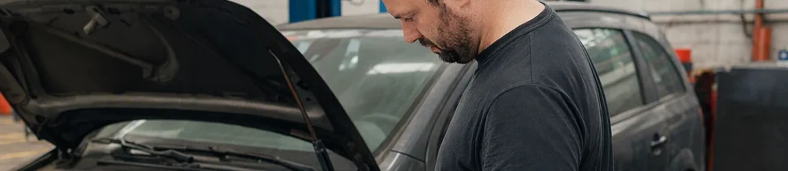 Histórico de manutenção carro usado: comprador analisa pasta de documentos