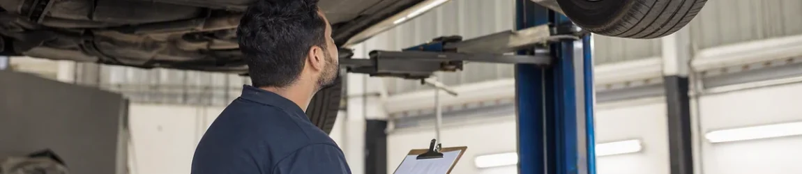 Checklist revisão preventiva carro francês: técnico verifica veículo elevado