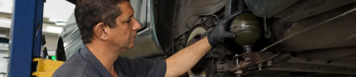 Suspensão hidropneumática Citroën: técnico inspeciona o sistema em oficina especializada