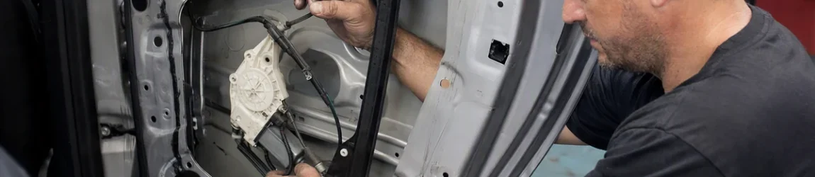 Vidro elétrico travado: técnico testa mecanismo na porta do carro